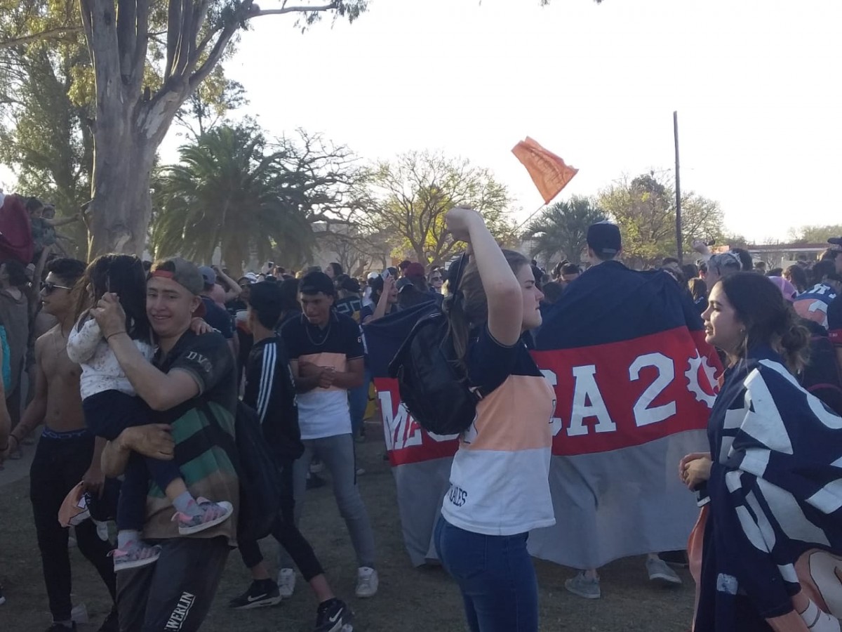 Los jóvenes cerraron los festejos del Día de la Primavera en el Anfiteatro (Imágenes)