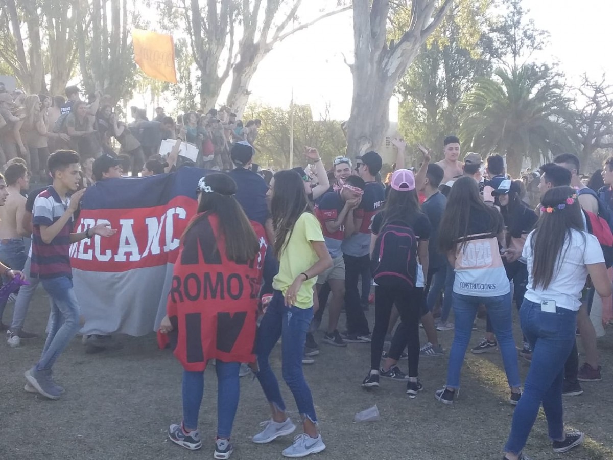 Los jóvenes cerraron los festejos del Día de la Primavera en el Anfiteatro (Imágenes)