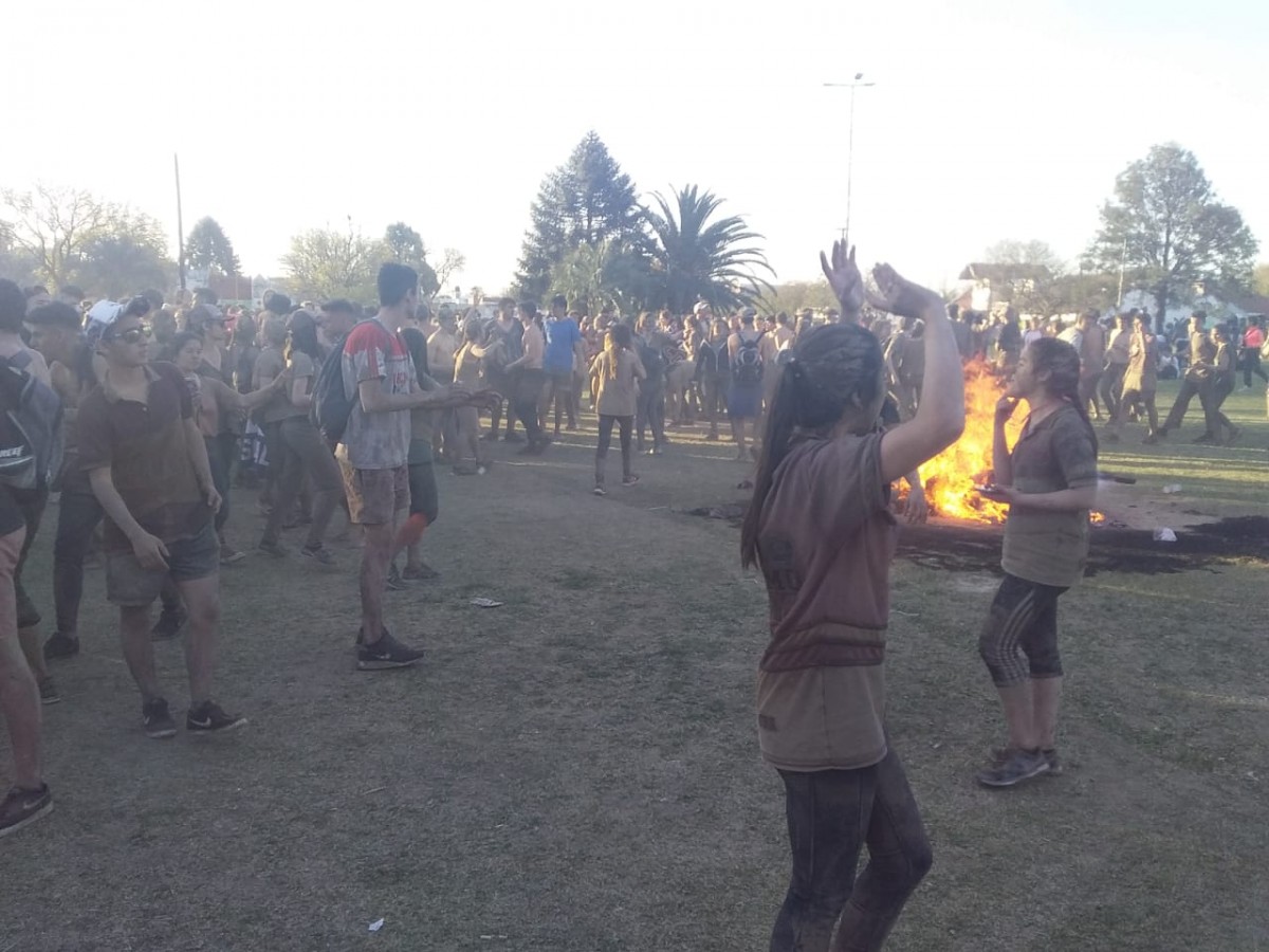 Los jóvenes cerraron los festejos del Día de la Primavera en el Anfiteatro (Imágenes)