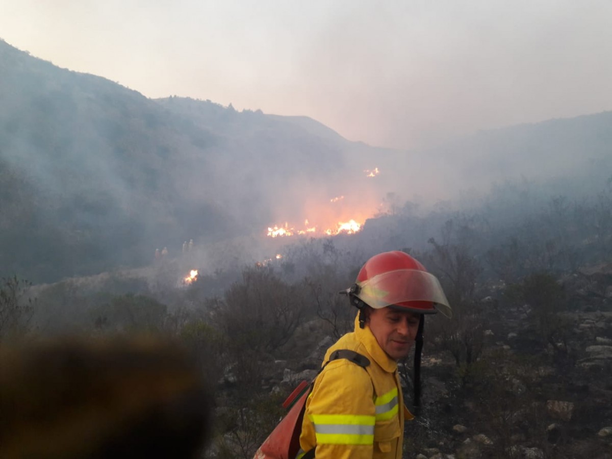 Recambio en la dotación local de bomberos que trabaja en La Cumbre