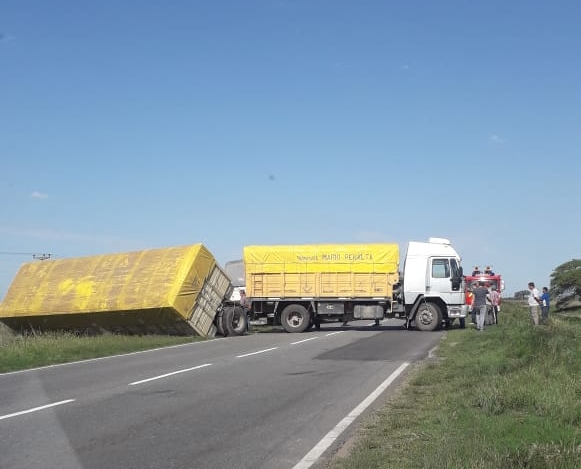 Camión y auto chocaron en ruta 13 camino a Alicia