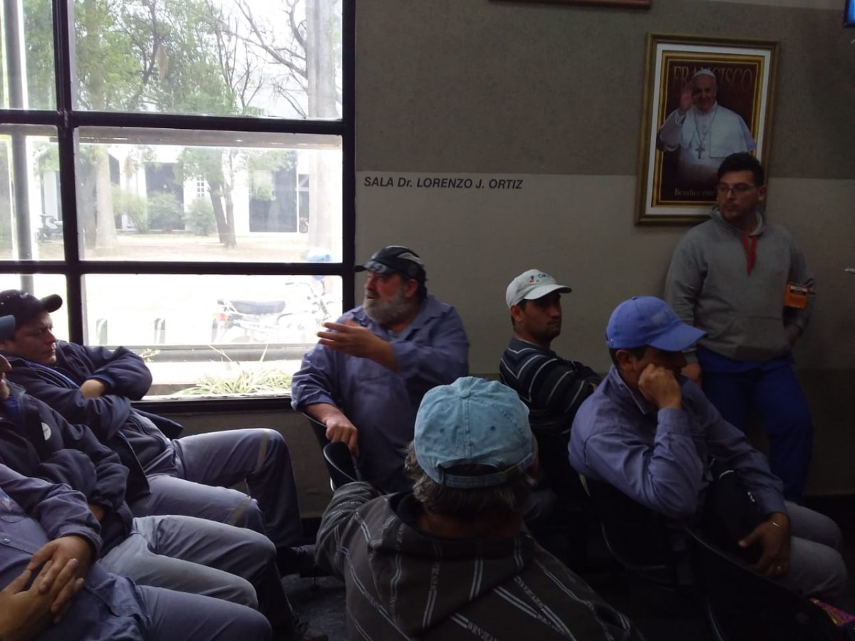 Los empleados municipales postergaron hasta mañana una decisión para realizar una medida de fuerza o no