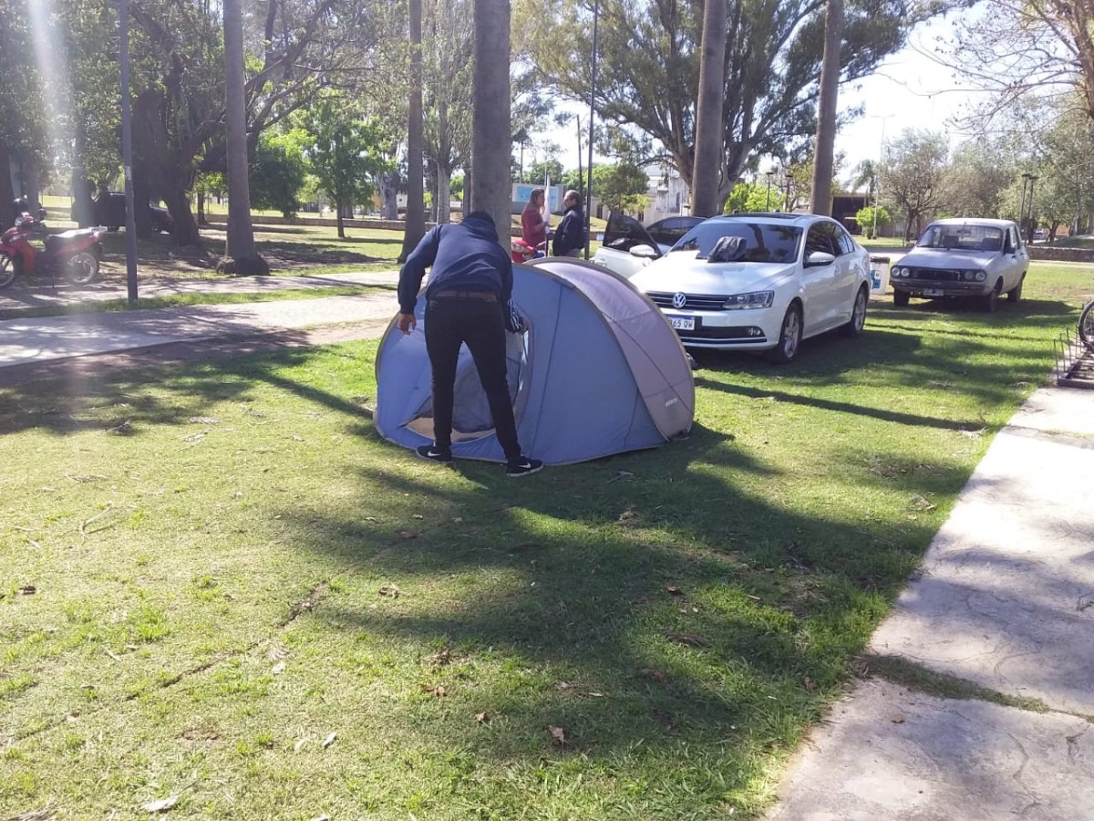 Comenzaron a armar la carpa de los municipales