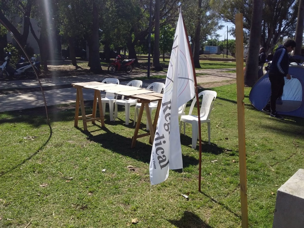 Comenzaron a armar la carpa de los municipales