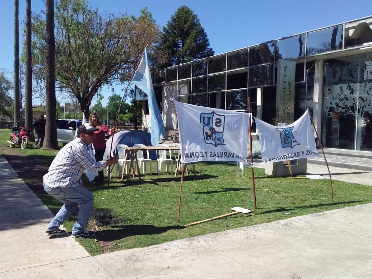 Comenzaron a armar la carpa de los municipales
