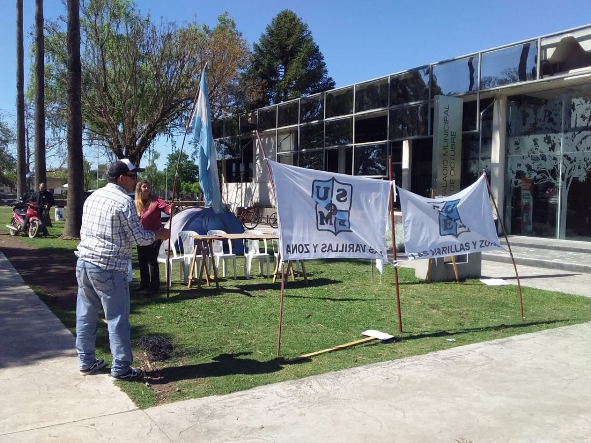 Comenzaron a armar la carpa de los municipales
