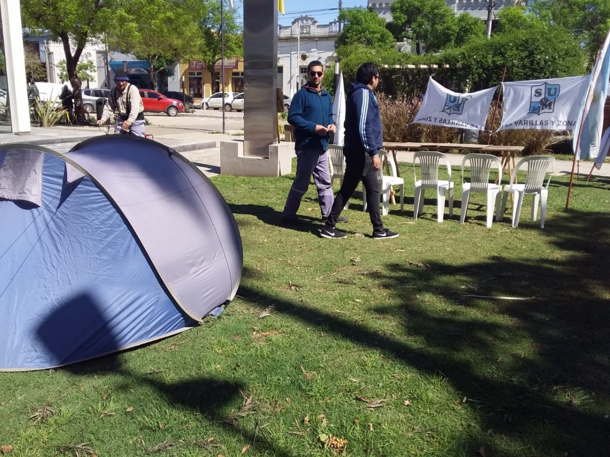 Comenzaron a armar la carpa de los municipales