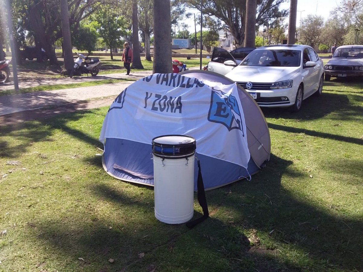 Comenzaron a armar la carpa de los municipales