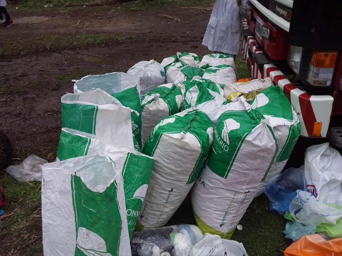 Presentaron los recipientes para recolectar tapitas de plástico que serán llevadas al Hospital Garraham