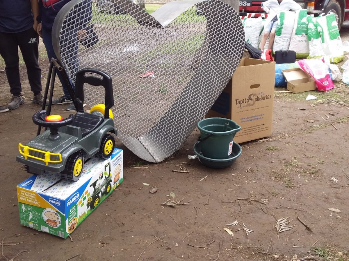 Presentaron los recipientes para recolectar tapitas de plástico que serán llevadas al Hospital Garraham