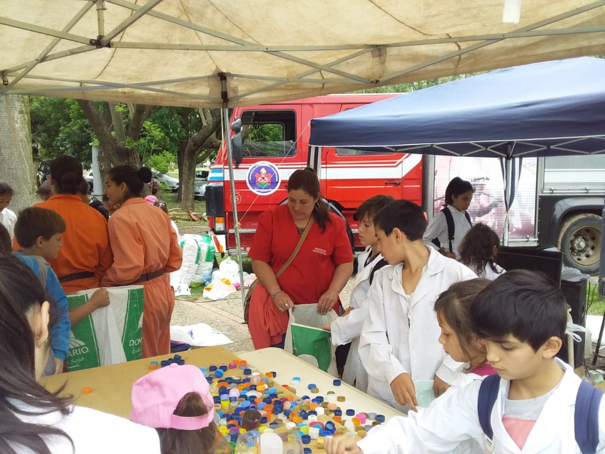 Presentaron los recipientes para recolectar tapitas de plástico que serán llevadas al Hospital Garraham