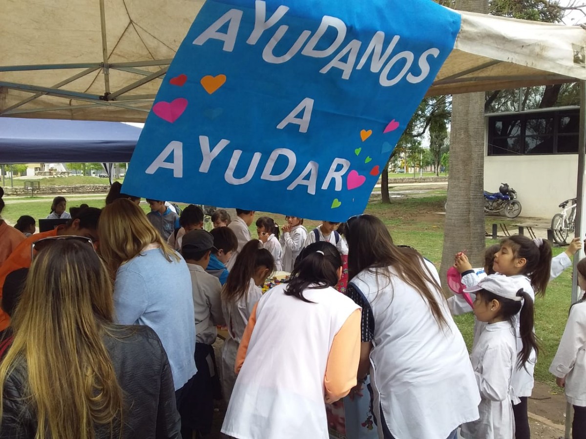 Presentaron los recipientes para recolectar tapitas de plástico que serán llevadas al Hospital Garraham