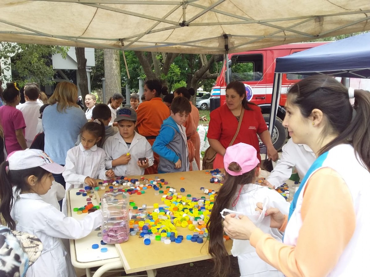 Presentaron los recipientes para recolectar tapitas de plástico que serán llevadas al Hospital Garraham