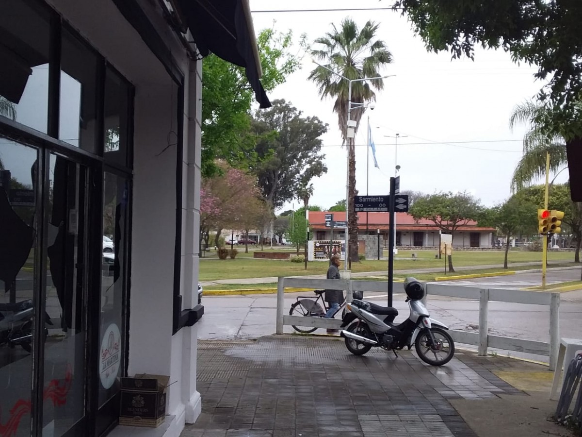 Vandalismo en pleno centro. Rompieron 4 vidrios de un local