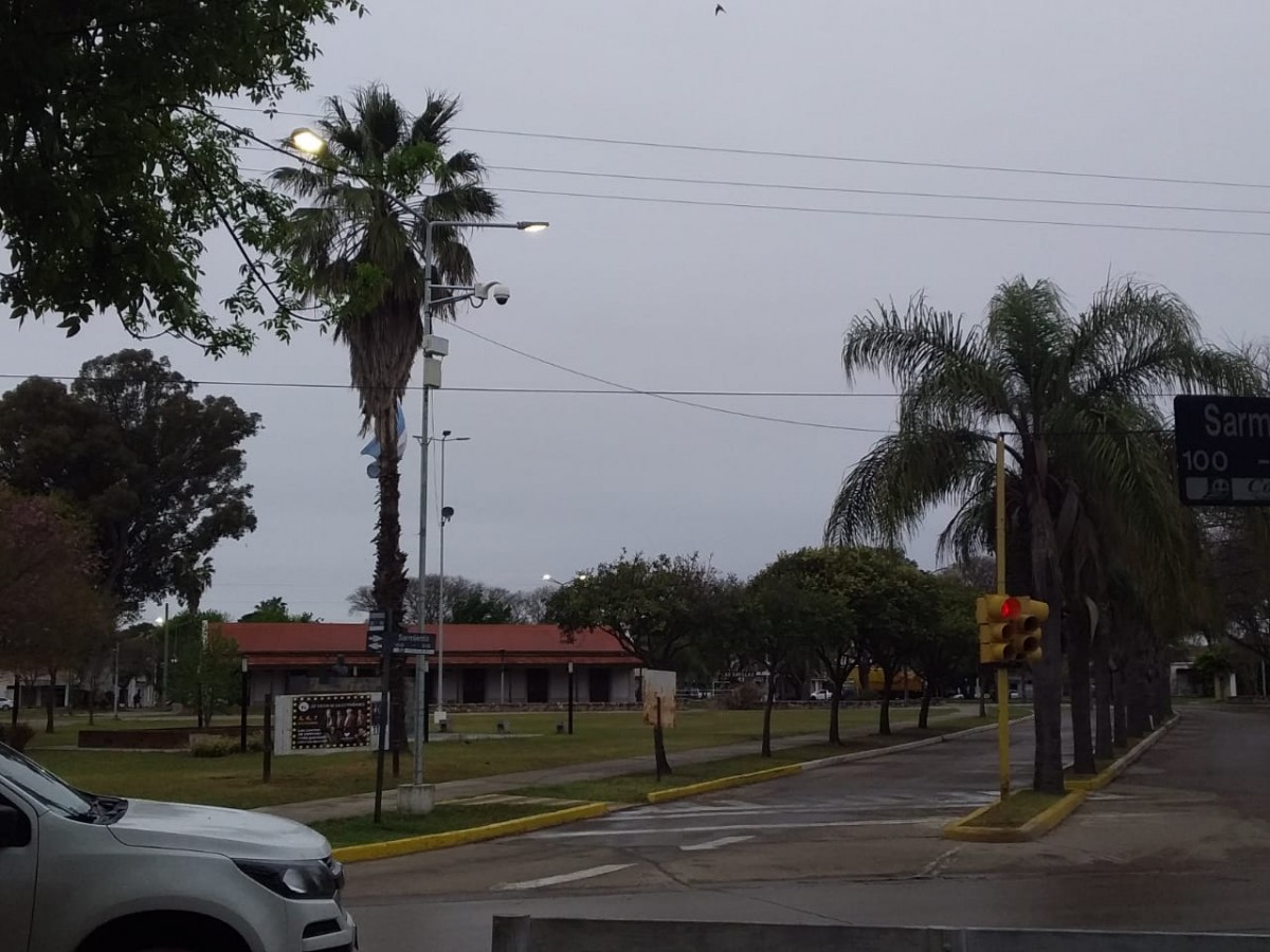 Vandalismo en pleno centro. Rompieron 4 vidrios de un local