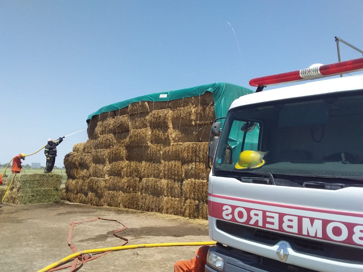 Bomberos sofocaron incendio de fardos en el campo de Ribone
