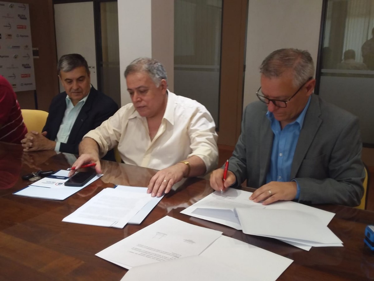 Firma de convenio entre el CeCIP y  la Universidad Nacional de Villa María