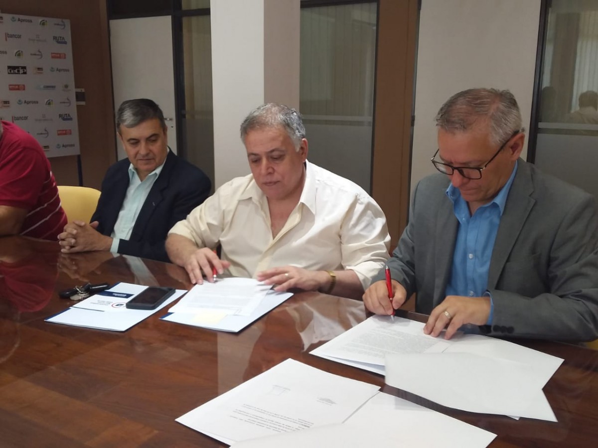 Firma de convenio entre el CeCIP y  la Universidad Nacional de Villa María