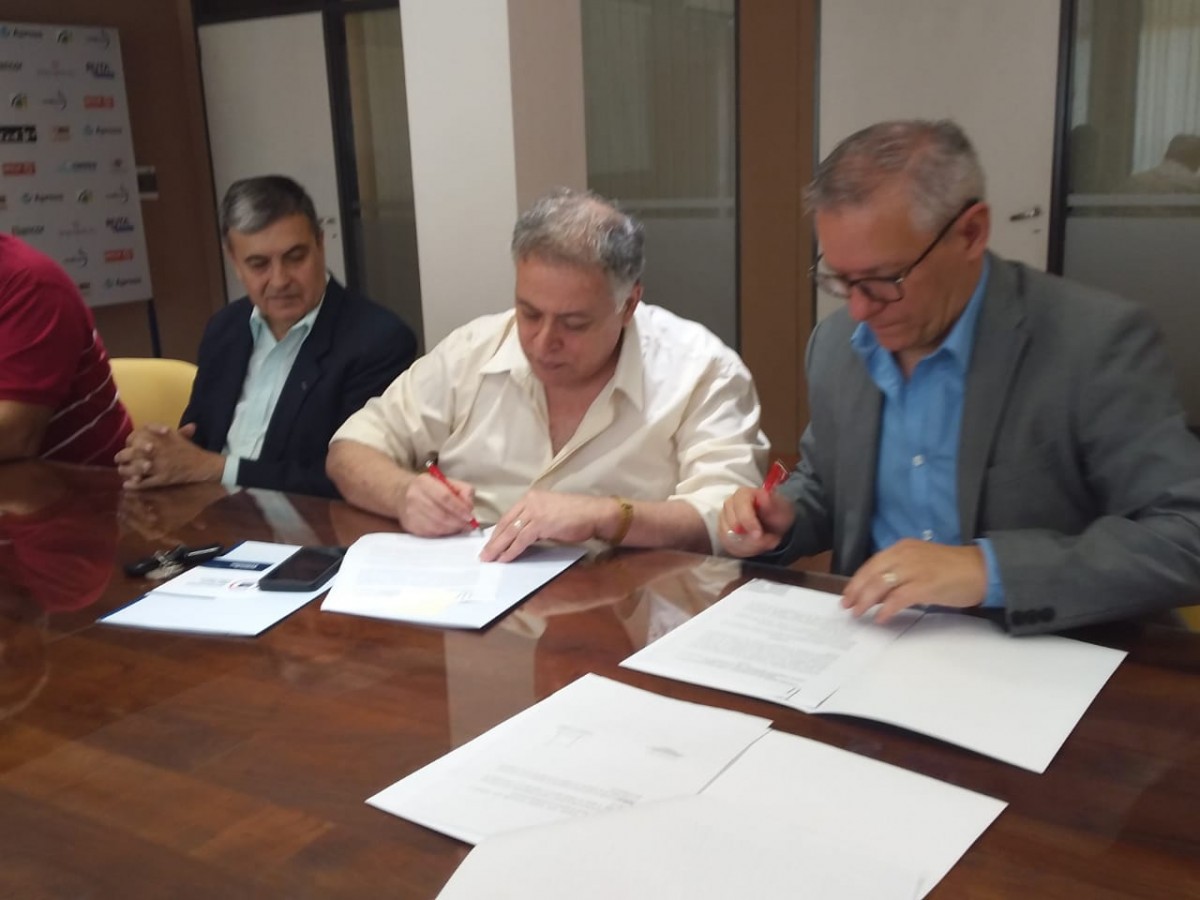 Firma de convenio entre el CeCIP y  la Universidad Nacional de Villa María