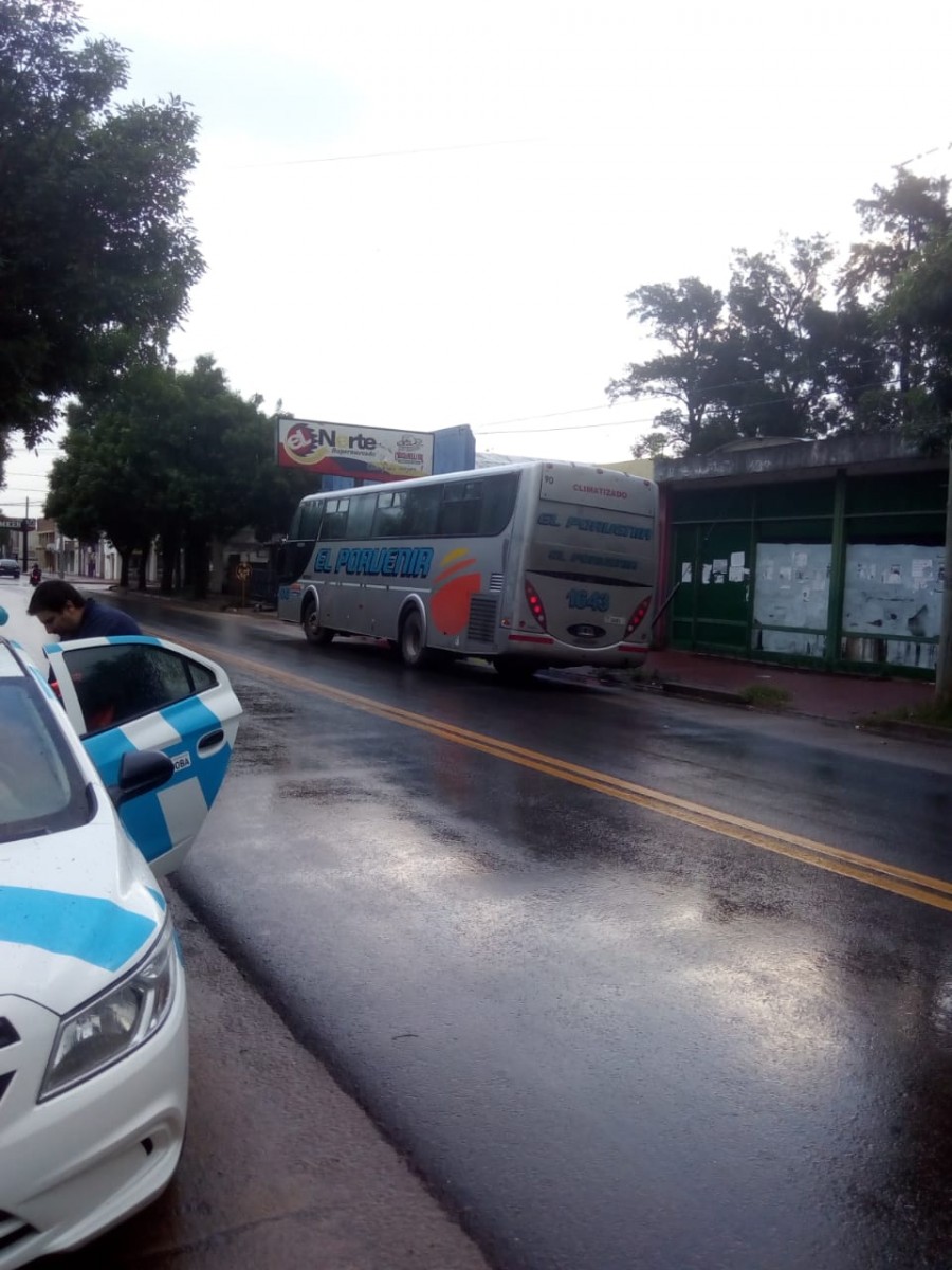 Un colectivo de El Porvenir embistió la puerta de un utilitario. Daños materiales