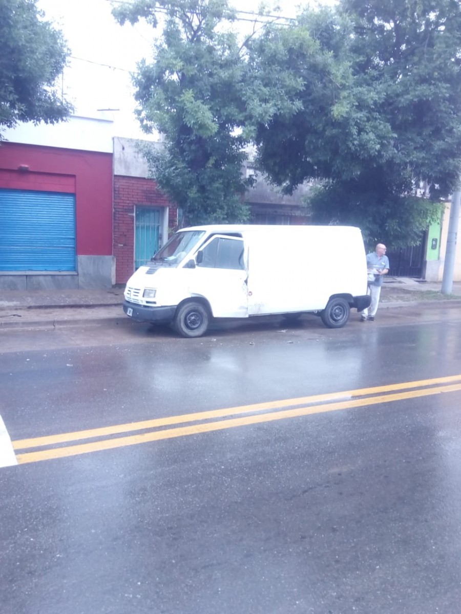 Un colectivo de El Porvenir embistió la puerta de un utilitario. Daños materiales
