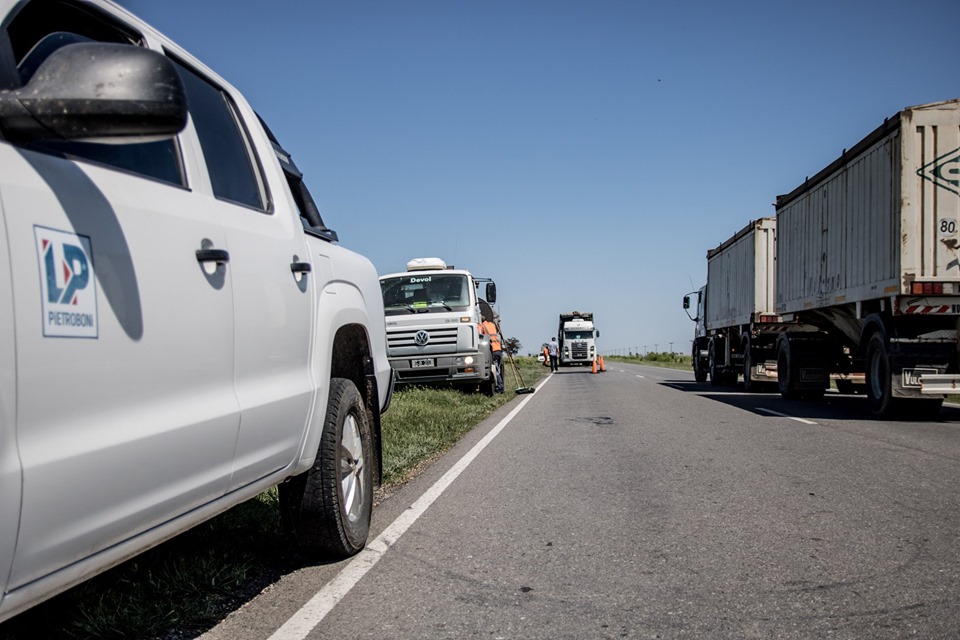 Por gestiones de la municipalidad de Alicia realizan bacheo en ruta 13