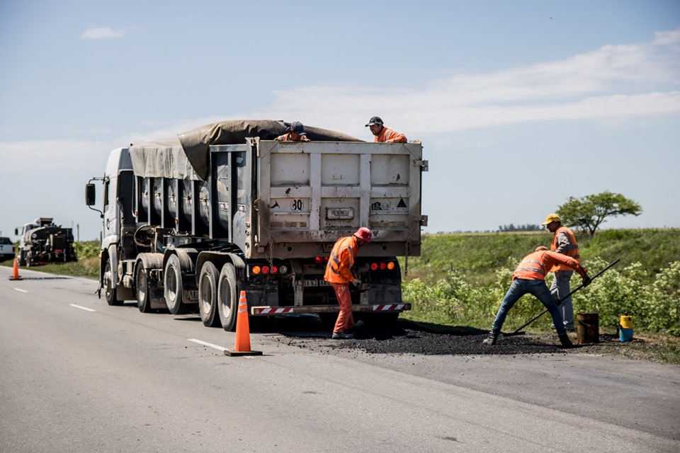 Por gestiones de la municipalidad de Alicia realizan bacheo en ruta 13