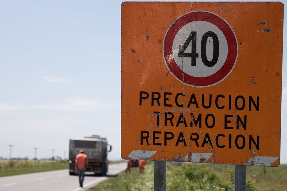Por gestiones de la municipalidad de Alicia realizan bacheo en ruta 13
