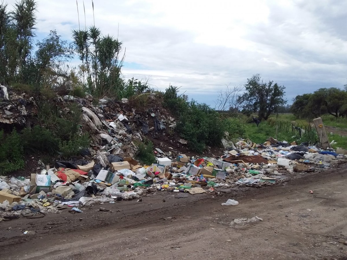 Quema de neumáticos en el basural sur de la ciudad