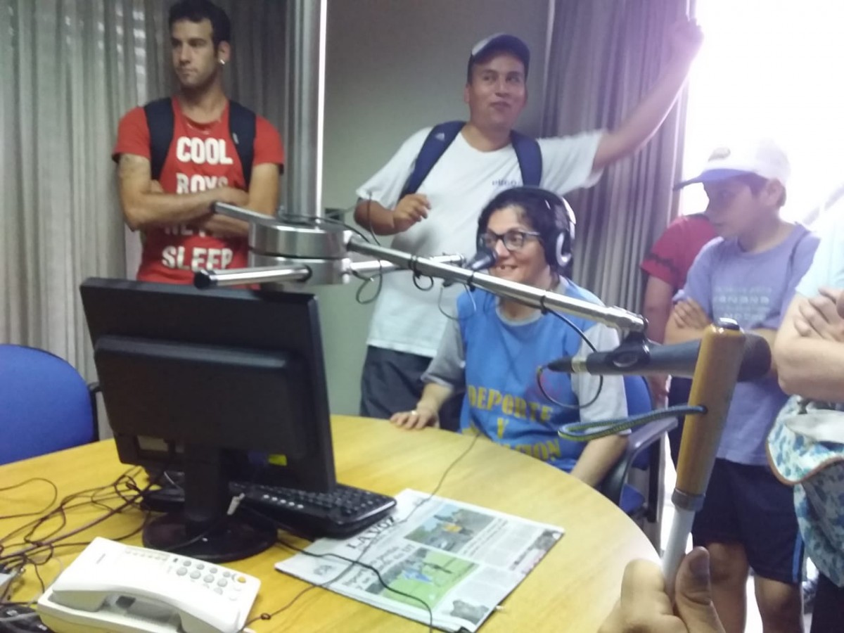 Alumnos de la escuela de deporte adaptado visitaron la radio