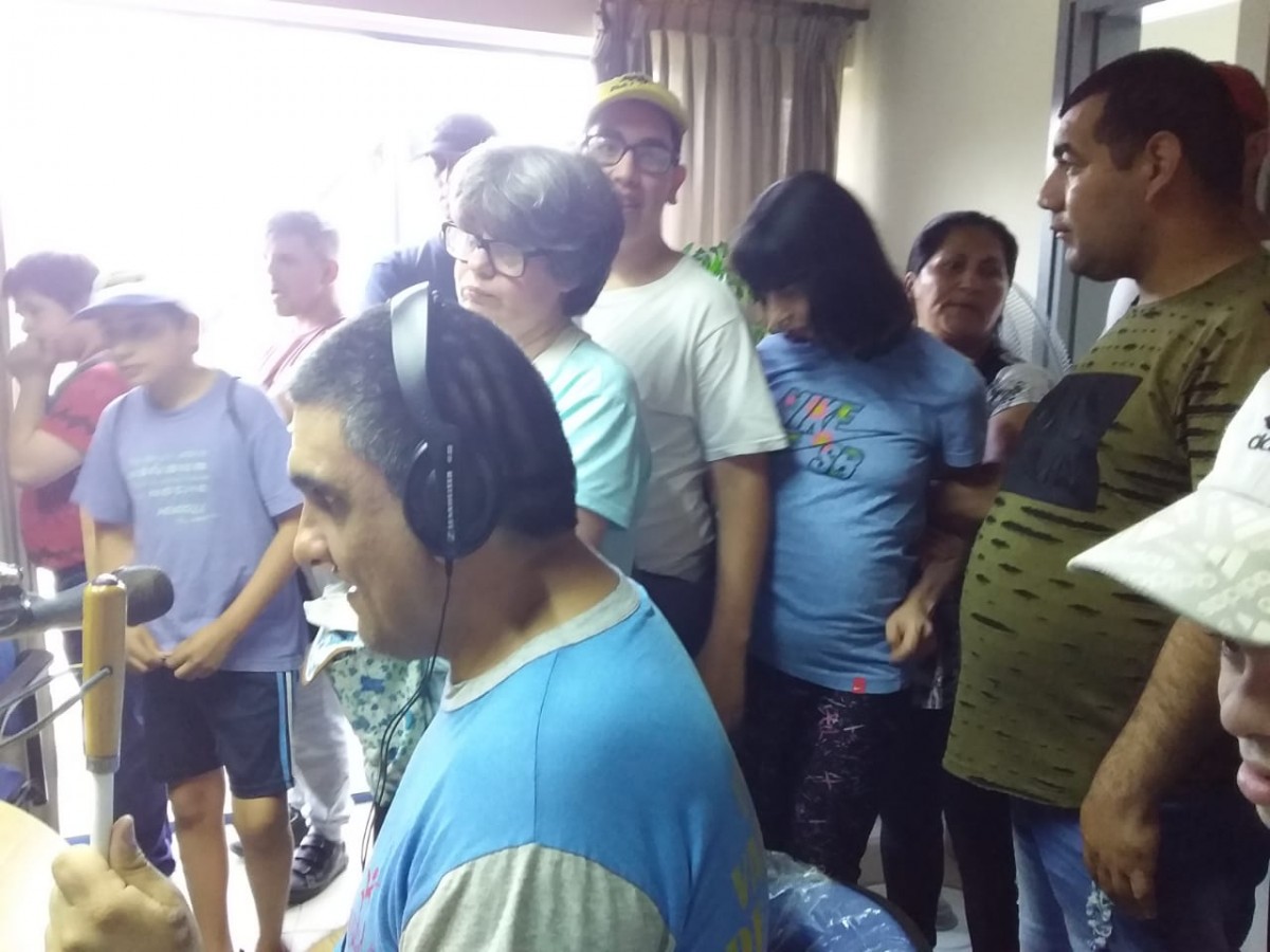Alumnos de la escuela de deporte adaptado visitaron la radio