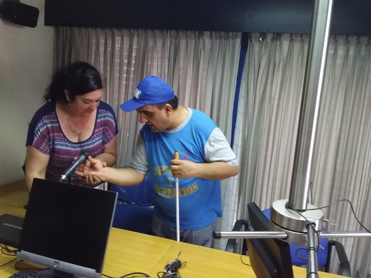 Alumnos de la escuela de deporte adaptado visitaron la radio