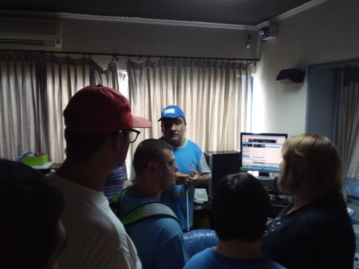 Alumnos de la escuela de deporte adaptado visitaron la radio