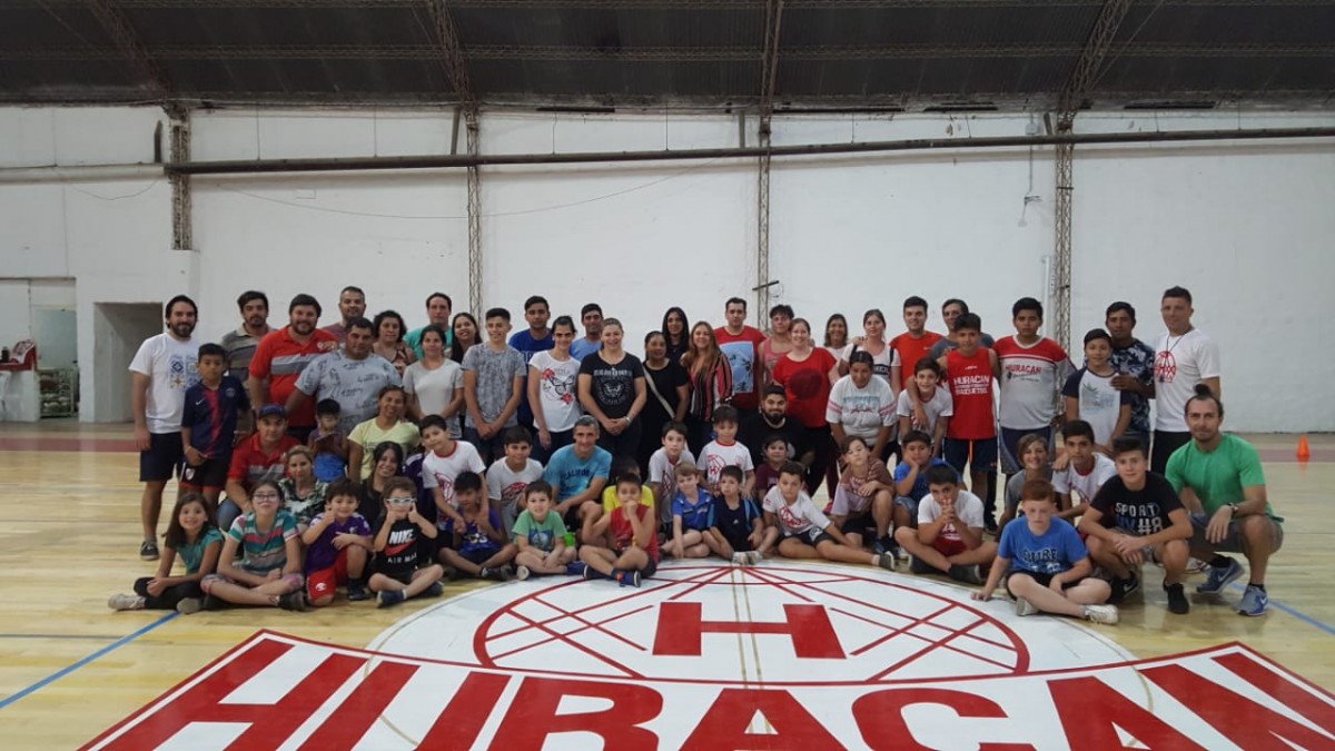 Club Huracán cumple su sueño del piso parquet en la cancha de básquet