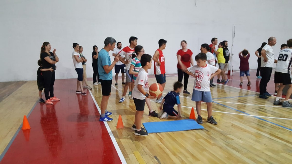 Club Huracán cumple su sueño del piso parquet en la cancha de básquet