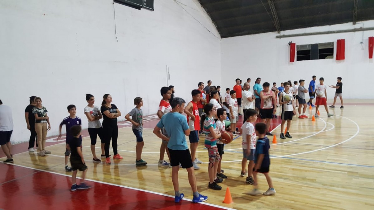 Club Huracán cumple su sueño del piso parquet en la cancha de básquet