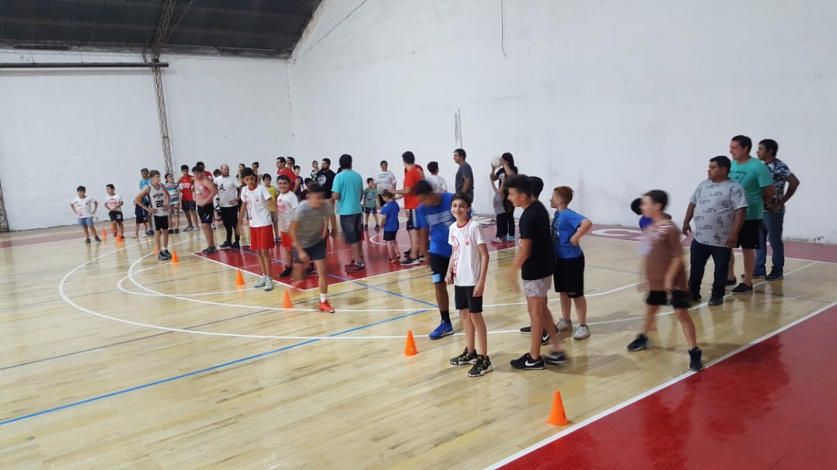 Club Huracán cumple su sueño del piso parquet en la cancha de básquet