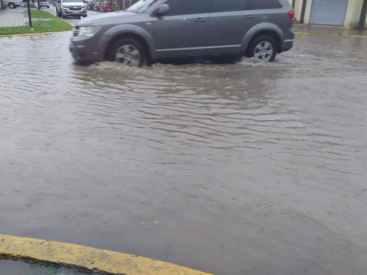 Calle Luis Morelli bajo el agua en la mañana de hoy