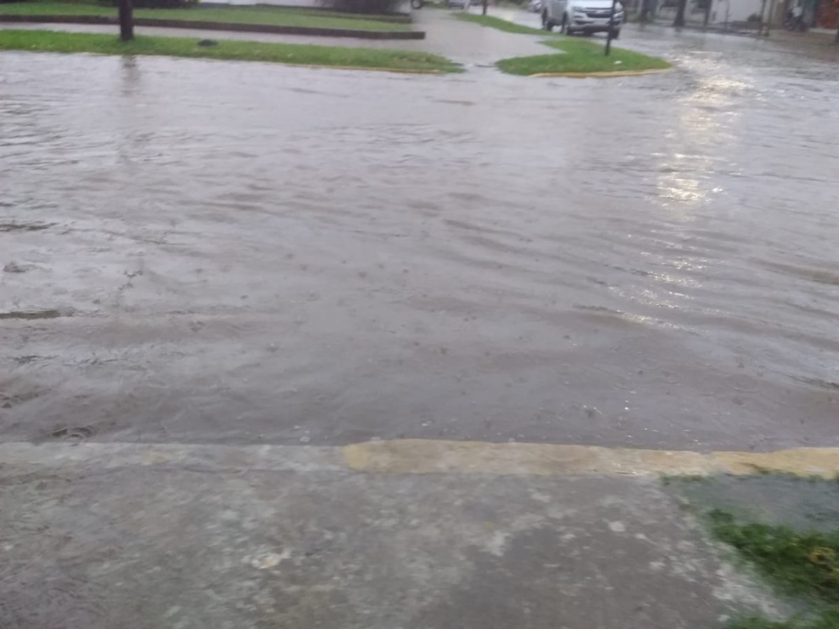 Calle Luis Morelli bajo el agua en la mañana de hoy