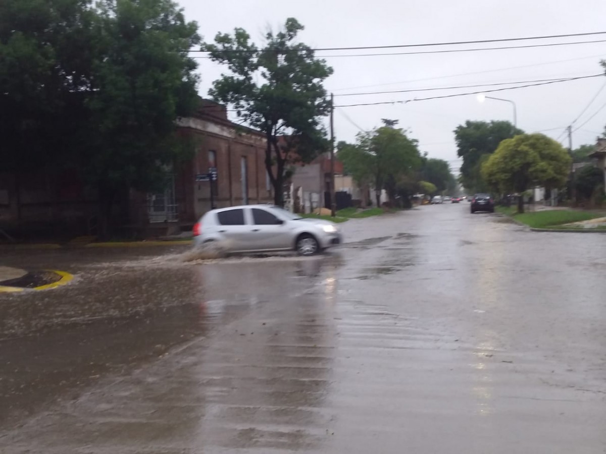 Calle Luis Morelli bajo el agua en la mañana de hoy