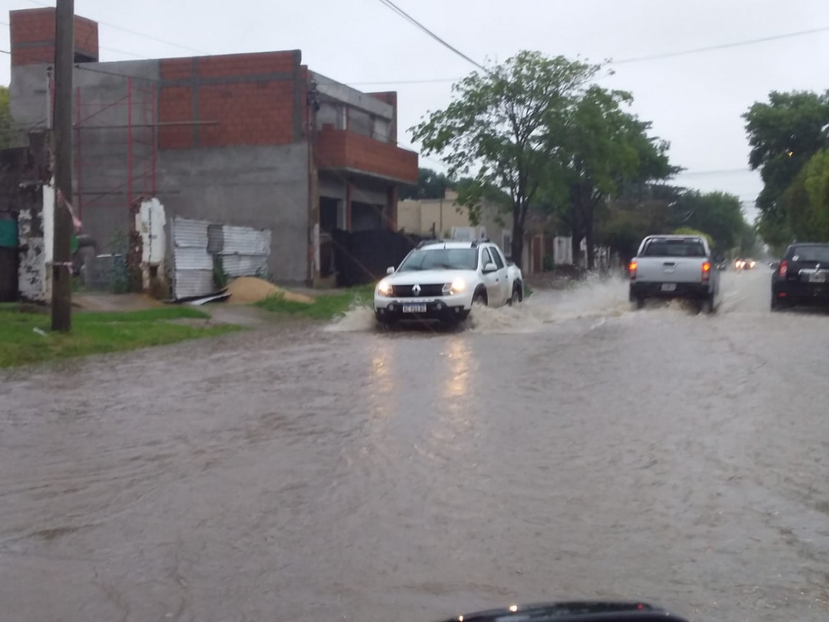 Calle Luis Morelli bajo el agua en la mañana de hoy