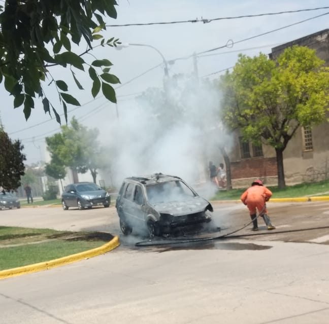 Se incendió la camioneta que conducía el Padre Raúl Martini