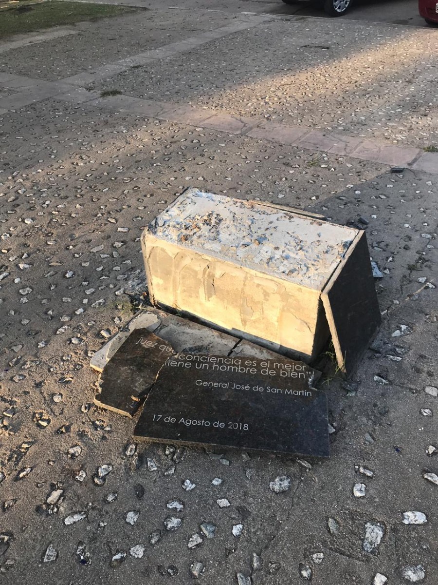 Pedido de informes por destrucción de monolito en Plaza San Martín