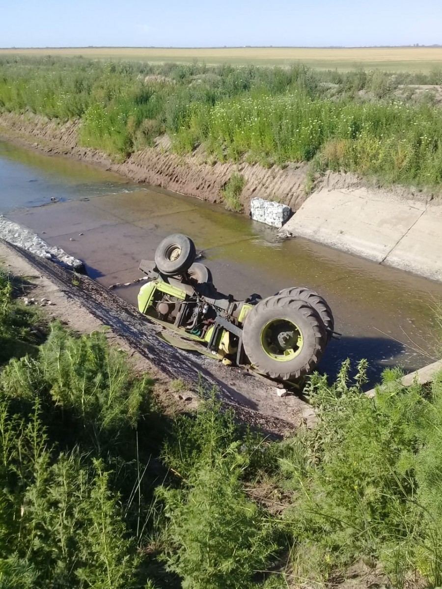 Cayó un  tractor al cauce del Canal San Antonio