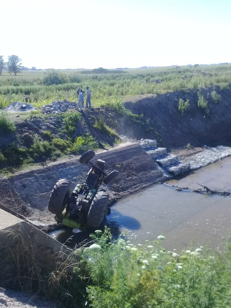 Cayó un  tractor al cauce del Canal San Antonio