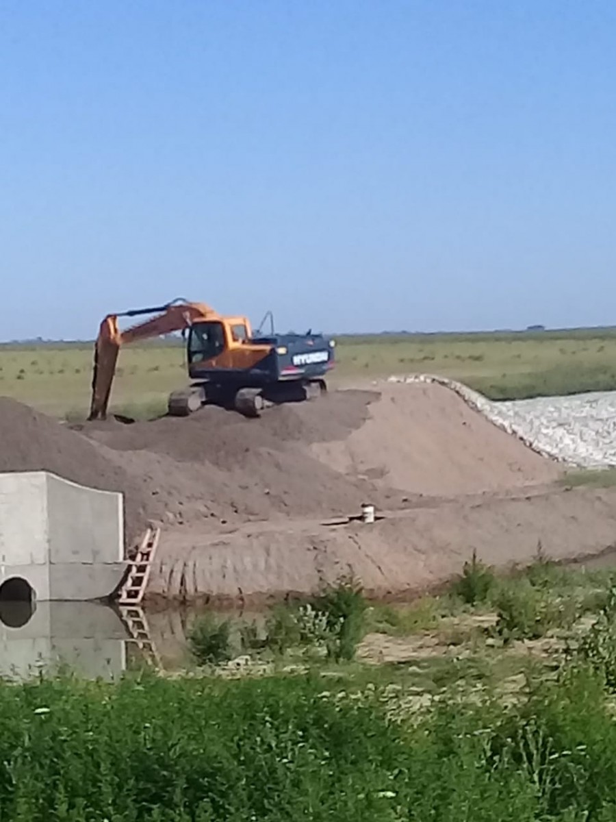Cayó un  tractor al cauce del Canal San Antonio