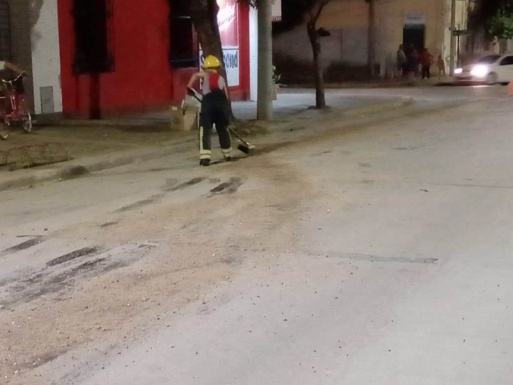 Un auto derramó aceite en calle Belgrano y provocó complicaciones en el tránsito