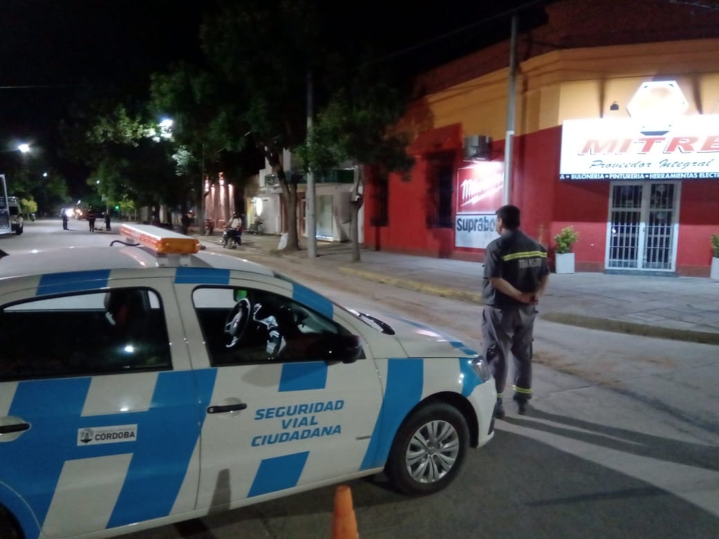 Un auto derramó aceite en calle Belgrano y provocó complicaciones en el tránsito