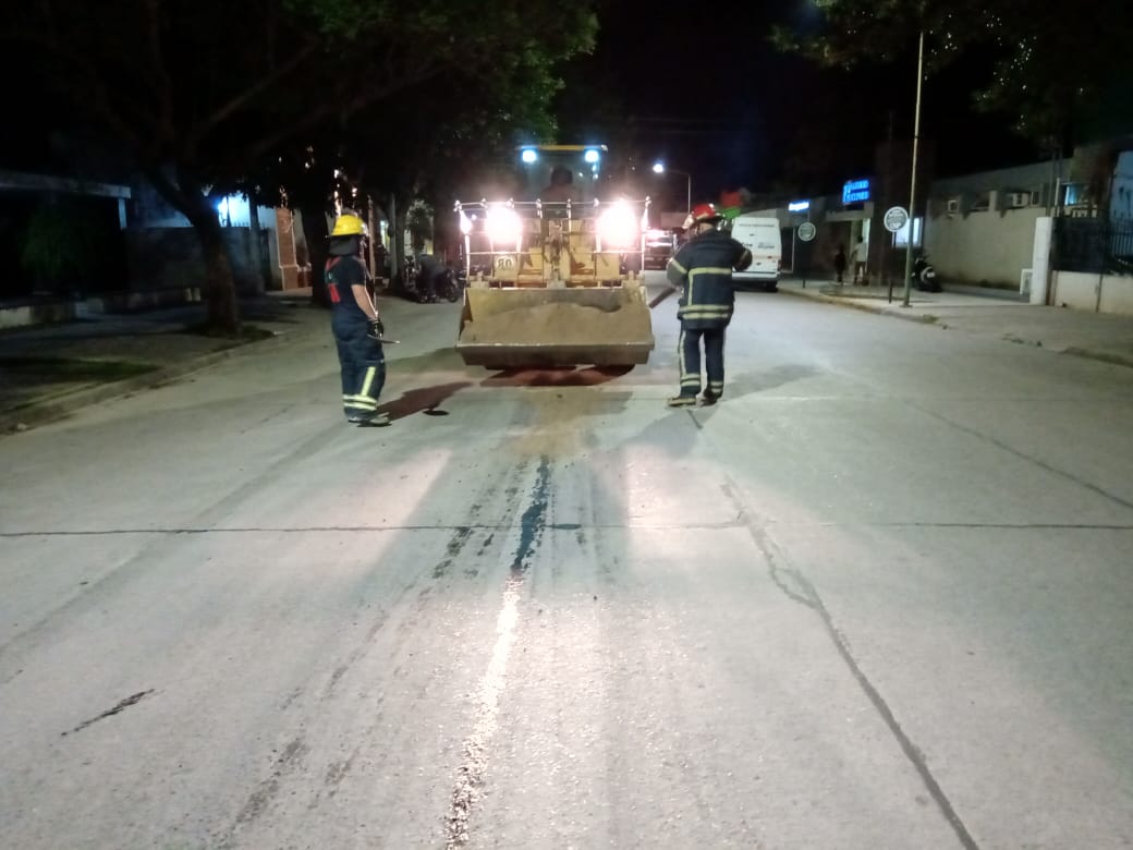 Un auto derramó aceite en calle Belgrano y provocó complicaciones en el tránsito
