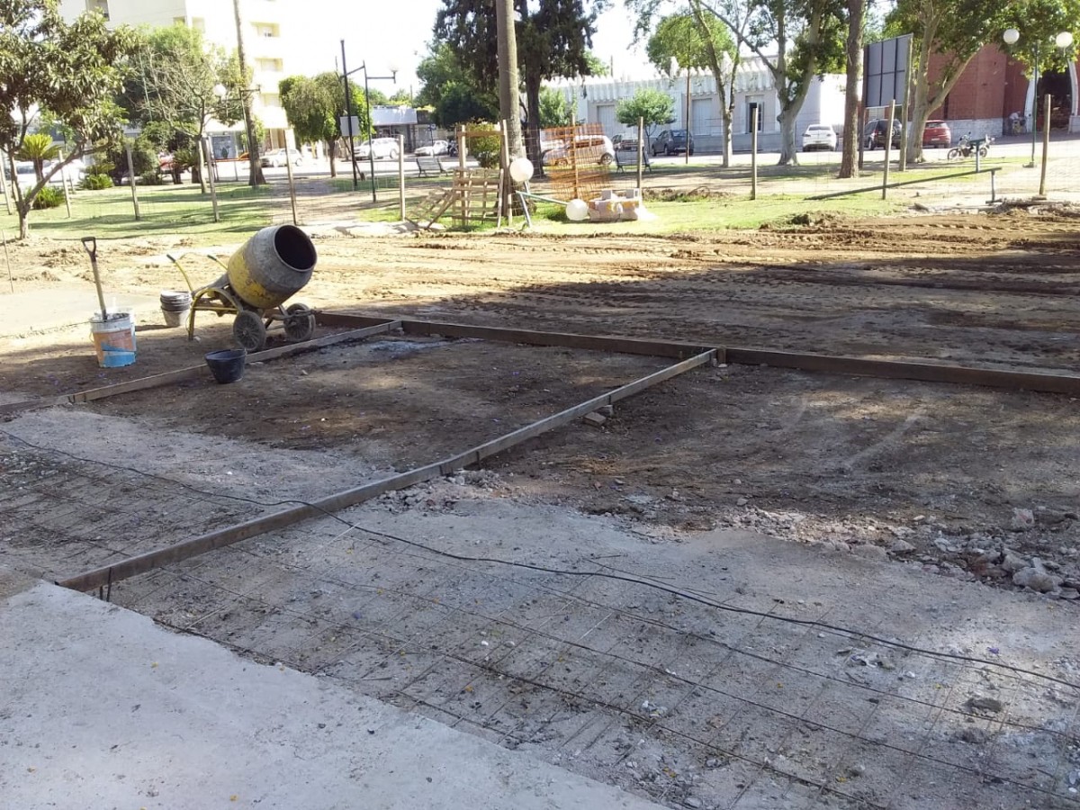 Trabajan a contrarreloj en plaza San Martín
